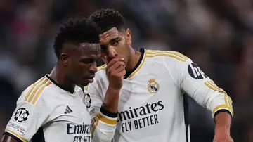Vinícius Jr y Jude Bellingham conversan durante un partido del Real Madrid