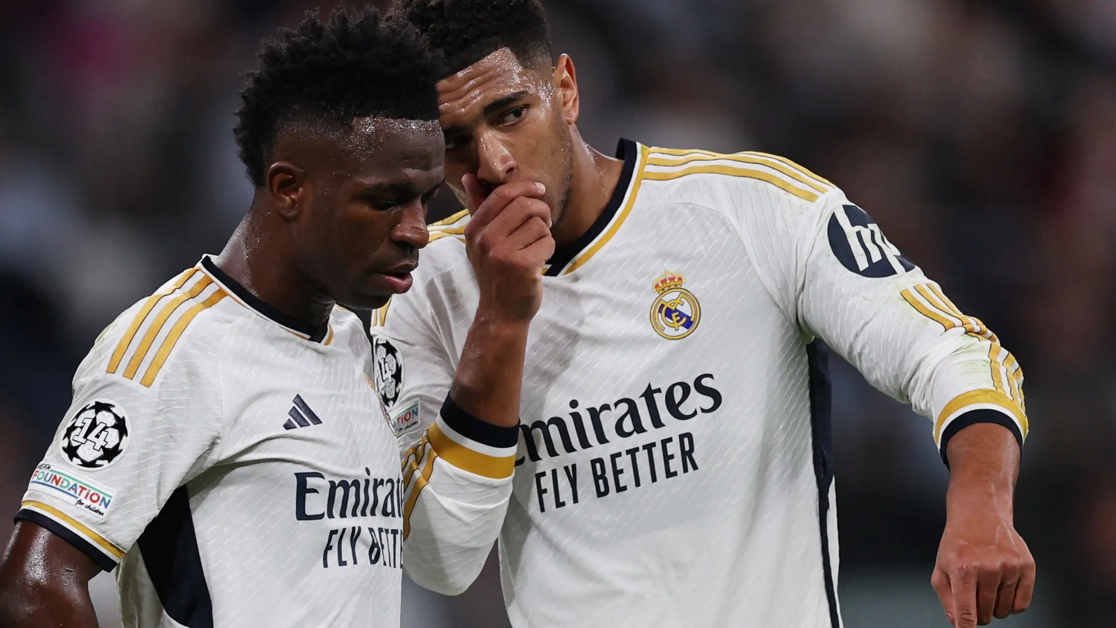 Vinícius Jr y Jude Bellingham conversan durante un partido del Real Madrid Vinícius Jr y Jude Bellingham conversan durante un partido del Real Madrid
