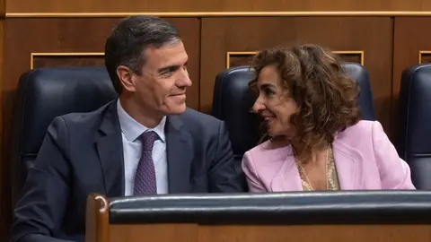 El presidente del Gobierno, Pedro Sánchez y la vicepresidenta primera y ministra de Hacienda, María Jesús Montero