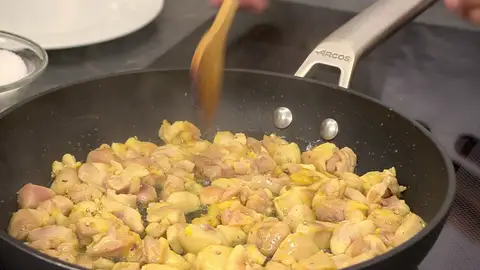Salpimienta los dados de pollo, añádelos a la sartén Salpimienta los dados de pollo, añádelos a la sartén