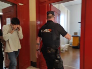 El declarado culpable sale de la sala de vistas de la Audiencia de Jaén