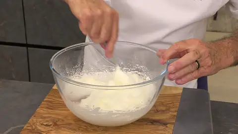 Pon las claras en un bol grande y móntalas con una batidora Pon las claras en un bol grande y móntalas con una batidora