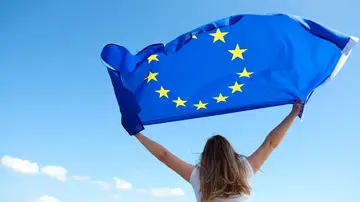 Joven con bandera de la UE