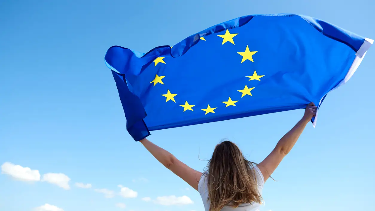 Joven con bandera de la UE Joven con bandera de la UE