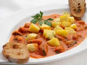 Mejillones en salsa diabla con dados de patata Mejillones en salsa diabla con dados de patata