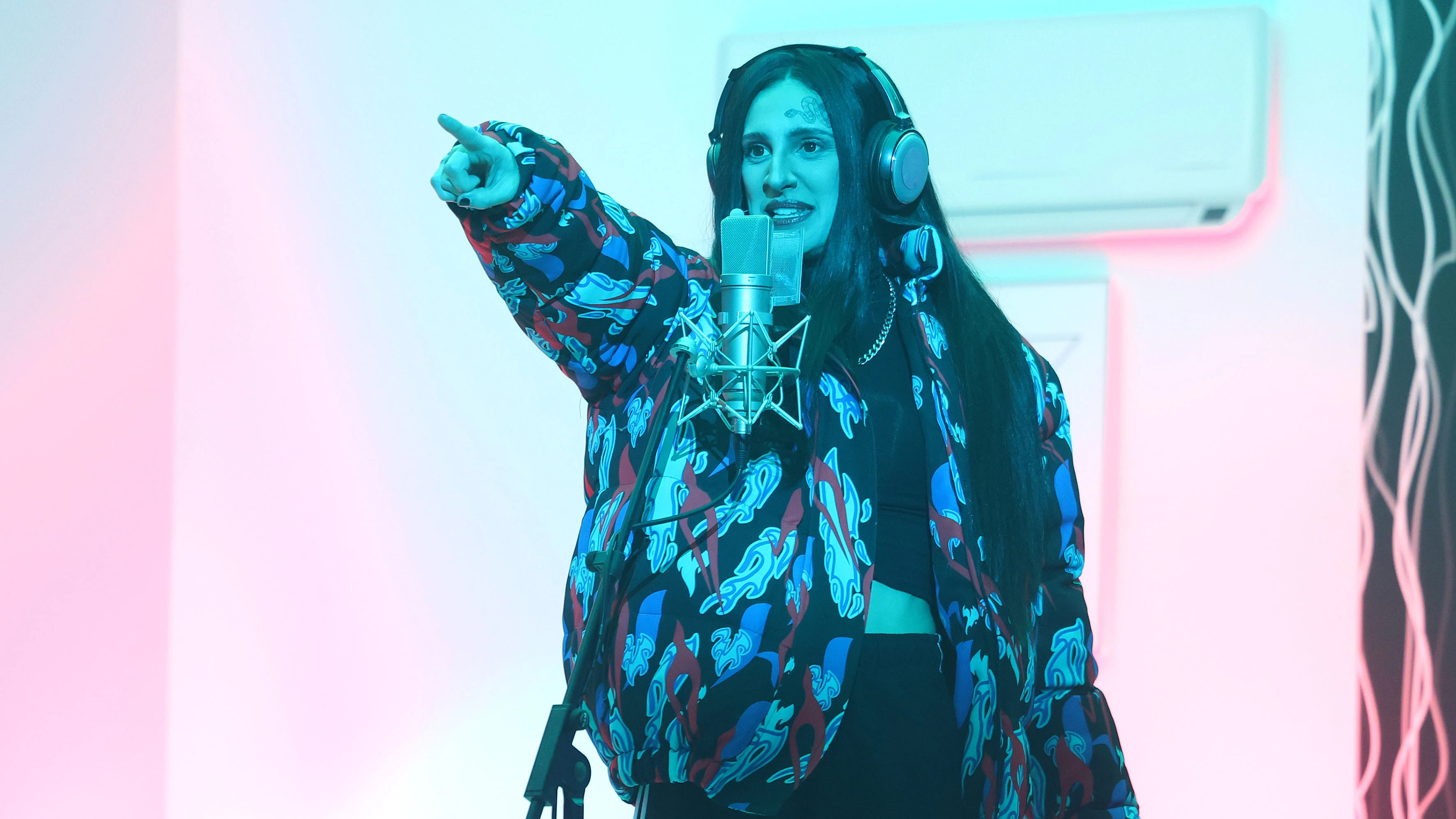 Conchita da una exhibición de flow como Ptazeta rapeando su éxito con Bizarrap