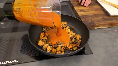 Pon los mejillones en una sartén grande, viérteles encima la salsa y caliéntalos Pon los mejillones en una sartén grande, viérteles encima la salsa y caliéntalos