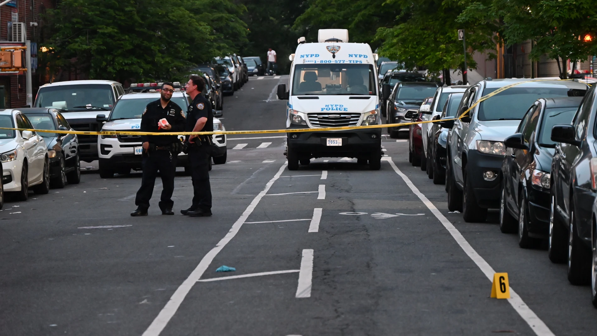 Imagen de archivo de agentes en el escenario de un tiroteo Imagen de archivo de agentes en el escenario de un tiroteo