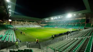 Vista interior del estadio Geoffroy-Guichard en Saint-Etienne