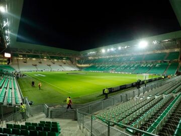 Vista interior del estadio Geoffroy-Guichard en Saint-Etienne