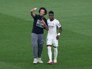 Un espontáneo se hace un selfie con Vinícius en Wembley