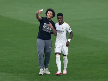 Un espontáneo se hace un selfie con Vinícius en Wembley Un espontáneo se hace un selfie con Vinícius en Wembley