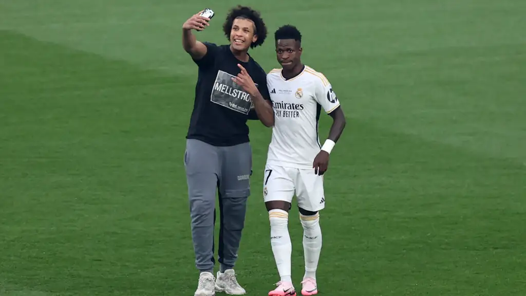 Un espont&aacute;neo se hace un selfie con Vin&iacute;cius en Wembley