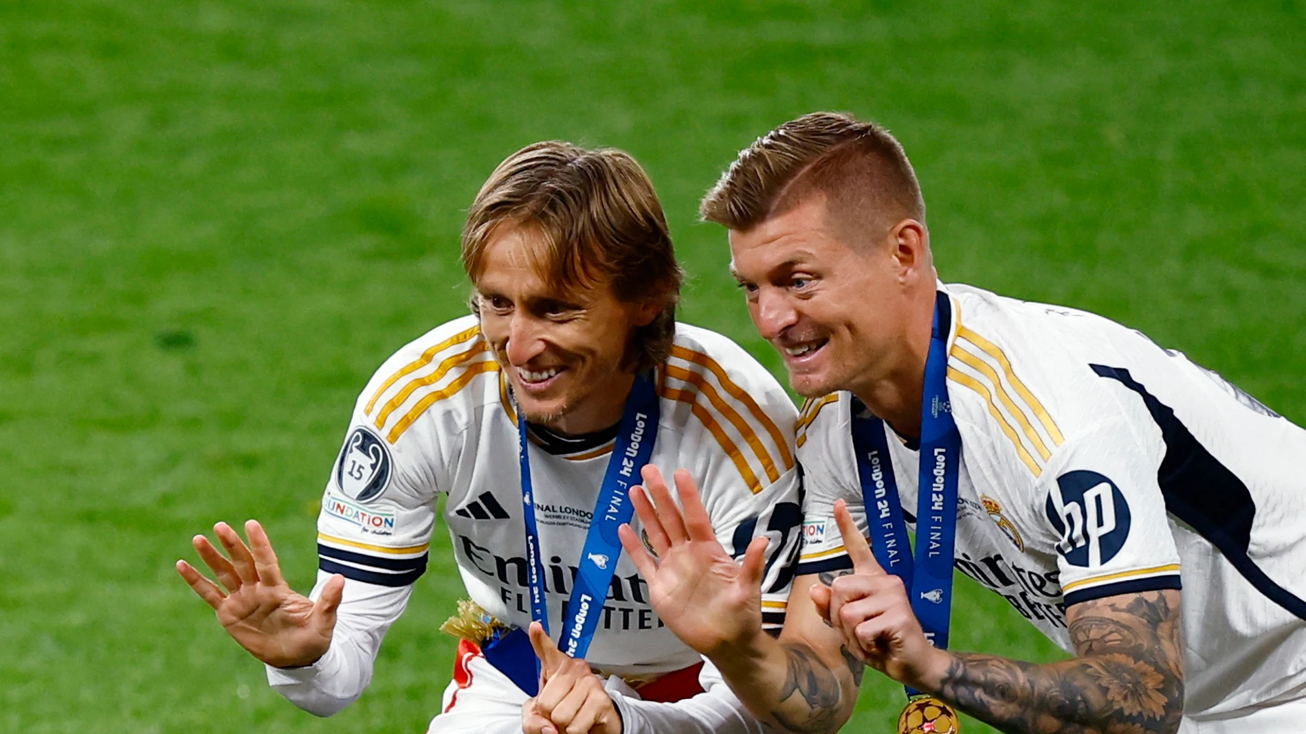 Deportes Antena 3 (02-06-24) Luka Modric, Dani Carvajal, Nacho Fernández y Toni Kroos ingresan en el club de Paco Gento Deportes Antena 3 (02-06-24) Luka Modric, Dani Carvajal, Nacho Fernández y Toni Kroos ingresan en el club de Paco Gento