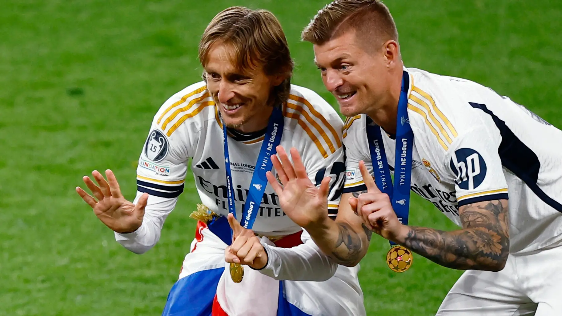 Deportes Antena 3 (02-06-24) Luka Modric, Dani Carvajal, Nacho Fernández y Toni Kroos ingresan en el club de Paco Gento Deportes Antena 3 (02-06-24) Luka Modric, Dani Carvajal, Nacho Fernández y Toni Kroos ingresan en el club de Paco Gento