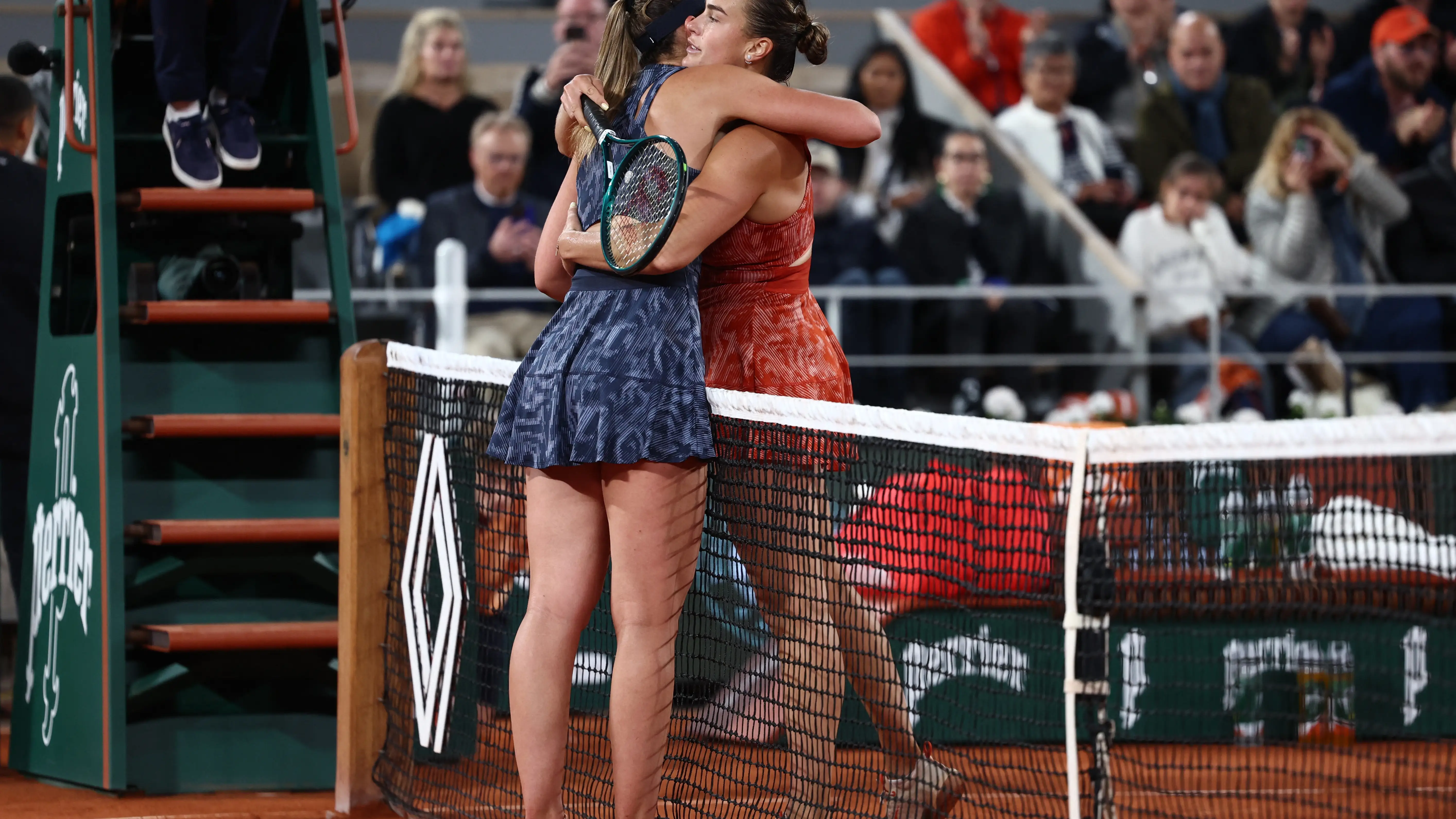 Aryna Sabalenka y Paula Badosa se saludan tras su partido en la Philippe Chartier Aryna Sabalenka y Paula Badosa se saludan tras su partido en la Philippe Chartier