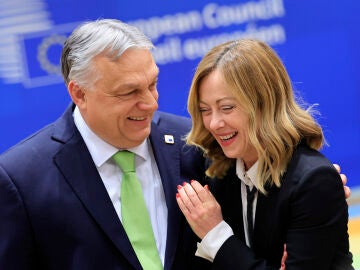 Viktor Orban, junto a la primera ministra italiana, Giorgia Meloni