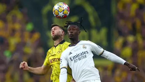 Niclas Fullkrug y Camavinga pelean por un balón Niclas Fullkrug y Camavinga pelean por un balón