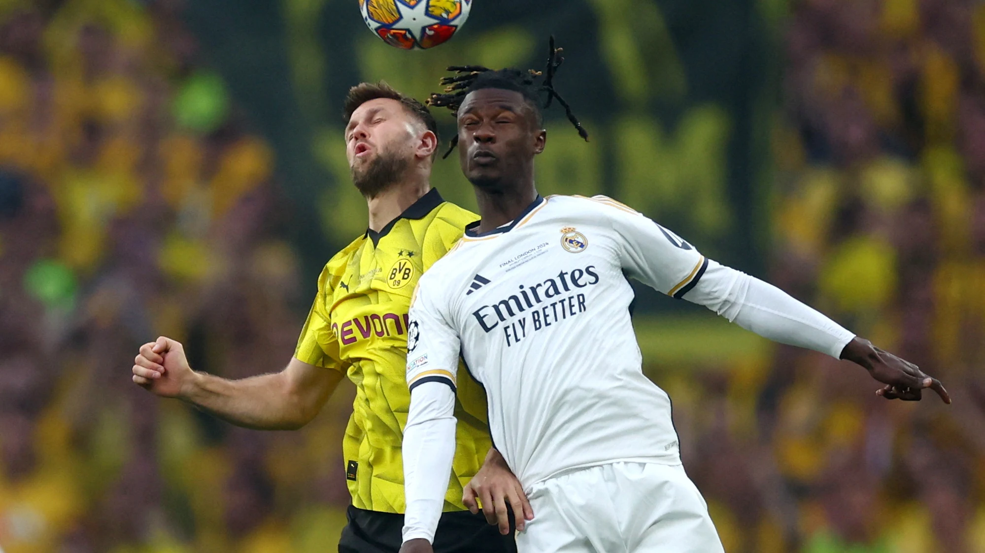 Niclas Fullkrug y Camavinga pelean por un bal&oacute;n