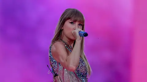 Primer concierto de Taylor Swift en Madrid de la gira ‘The Eras Tour’ La cantante Taylor Swift durante la primera de sus dos actuaciones en el Estadio Santiago Bernabéu, a 29 de mayo de 2024, en Madrid (España). La artista estadounidense Taylor Swift actúa hoy y mañana, 30 de mayo, en el nuevo Estadio Santiago Bernabéu de Madrid en el marco de la etapa europea de 'The Eras Tour'. La gira en Europa, que incluye más de una veintena de fechas, arrancó el 9 de mayo de 2024 en París y finaliza el 17 de agosto en Londres. AVISO: Se permite el uso de estas fotografí...