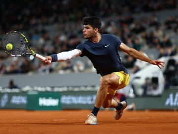 Carlos Alcaraz, en acción en Roland Garros