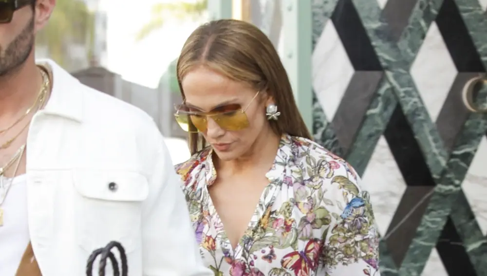 Jennifer Lopez, cabizbaja tras cancelar su gira
