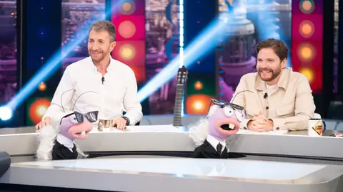 ¿Quién está detrás de estos espectaculares outfits? ¡Daniel Brühl demuestra el ojo que tiene para la moda en El Hormiguero! ¿Quién está detrás de estos espectaculares outfits? ¡Daniel Brühl demuestra el ojo que tiene para la moda en El Hormiguero!