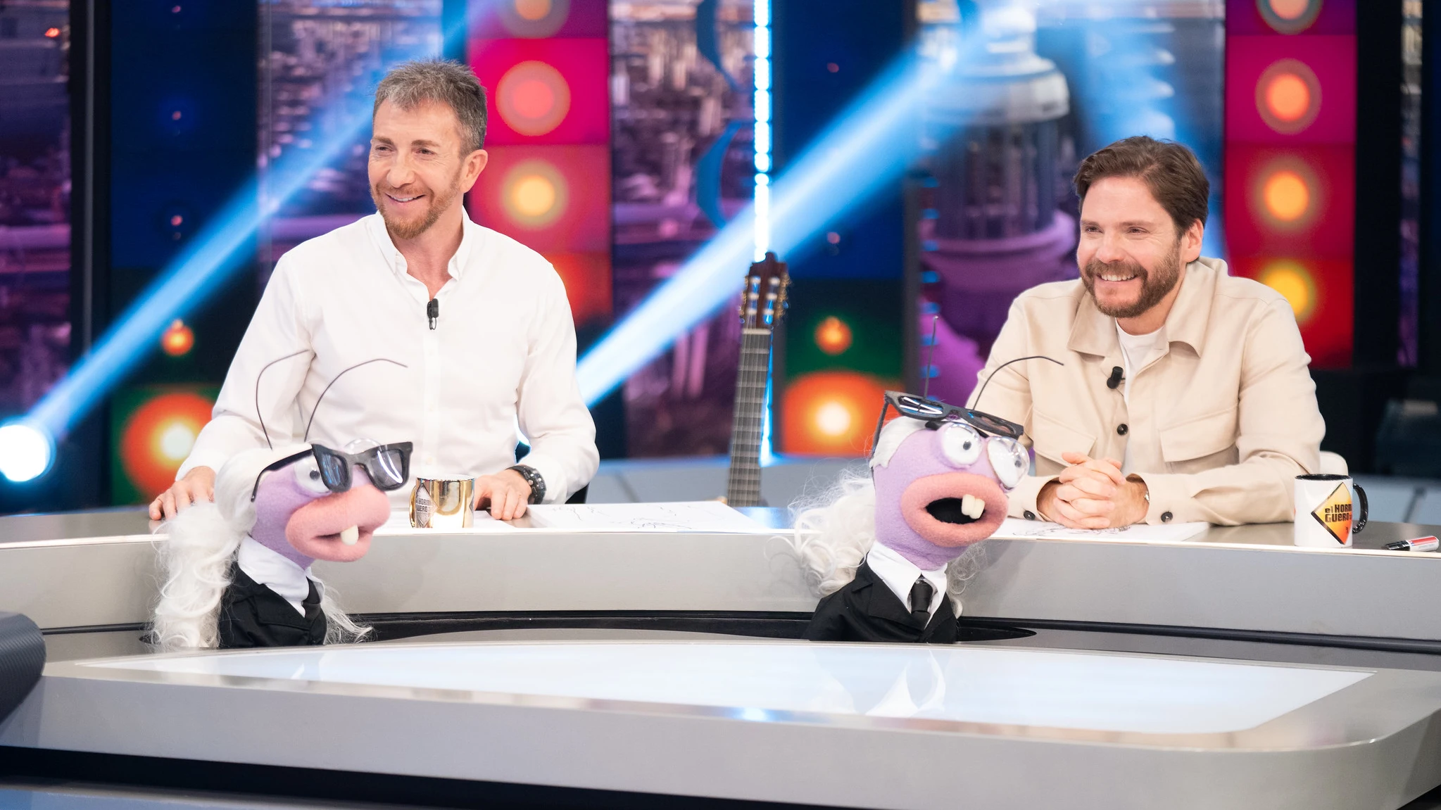 ¿Quién está detrás de estos espectaculares outfits? ¡Daniel Brühl demuestra el ojo que tiene para la moda en El Hormiguero! ¿Quién está detrás de estos espectaculares outfits? ¡Daniel Brühl demuestra el ojo que tiene para la moda en El Hormiguero!