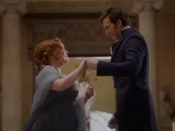 Nicola Coughlan y Luke Newton en Los Bridgerton Nicola Coughlan y Luke Newton en Los Bridgerton