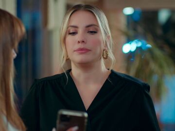 Kumru ataca a Yildiz mostr&aacute;ndole unas fotos &iacute;ntimas con &Ccedil;ağatay: "Est&aacute; enamorado de m&iacute;"