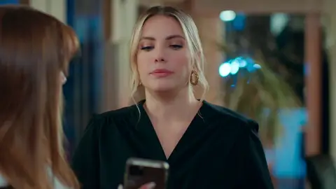 Kumru ataca a Yildiz mostrándole unas fotos íntimas con Çağatay: "Está enamorado de mí" Kumru ataca a Yildiz mostrándole unas fotos íntimas con Çağatay: "Está enamorado de mí"