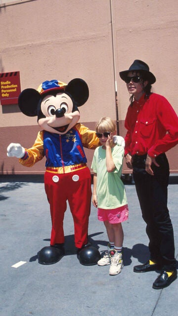 Michael Jackson y Macaulay Culkin en 1991 fotografiados con Mickey Mouse