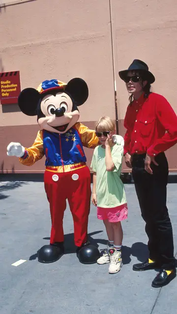Michael Jackson y Macaulay Culkin en 1991 fotografiados con Mickey Mouse Michael Jackson y Macaulay Culkin en 1991 fotografiados con Mickey Mouse