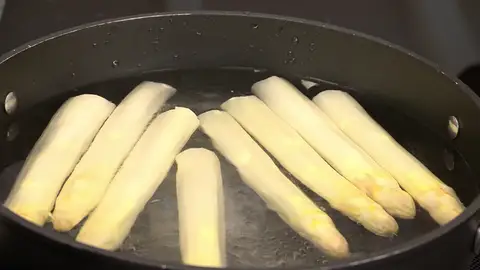 Cuando el agua empiece a hervir, introduce los espárragos Cuando el agua empiece a hervir, introduce los espárragos