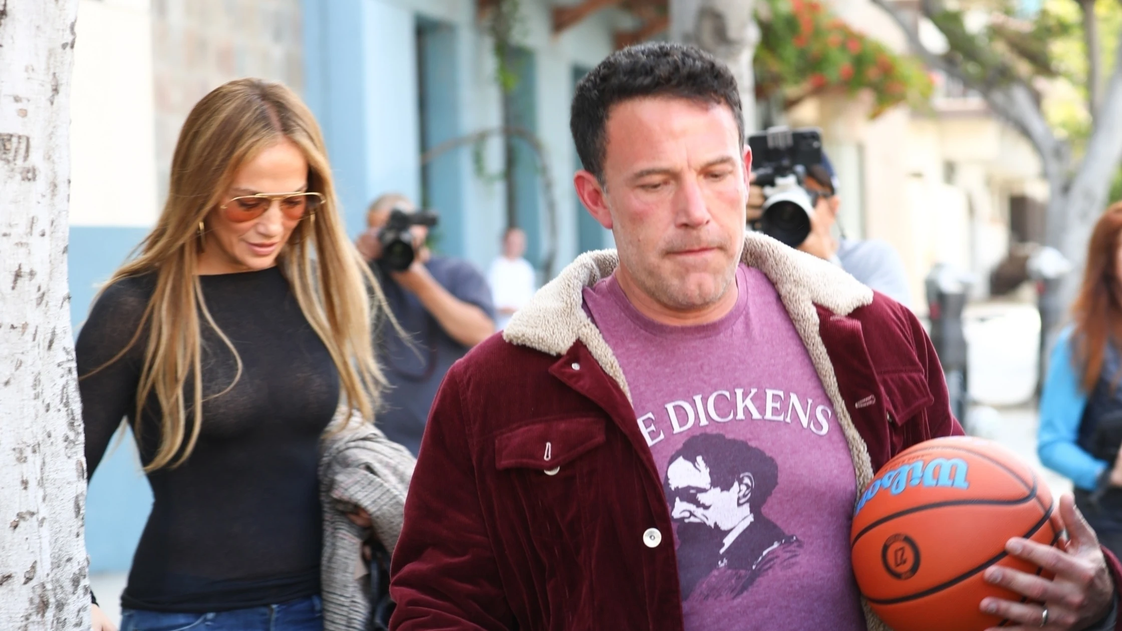 Jennifer López y Ben Affleck en Los Angeles tras ver un partido de baloncesto del hijo del actor Jennifer López y Ben Affleck en Los Angeles tras ver un partido de baloncesto del hijo del actor