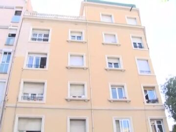 Muere una mujer tras caer desde un quinto piso en Barcelona