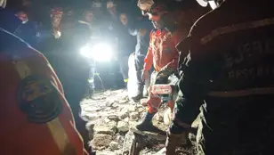 Los servicios de emergencias buscan entre los escombros de un techo derrumbado en Colombia