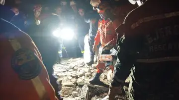 Los servicios de emergencias buscan entre los escombros de un techo derrumbado en Colombia