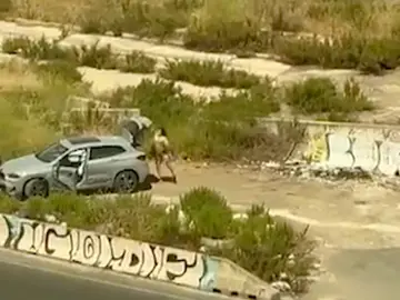 La huida de los asesinos del hermano de Begoña Villacís: a plena luz del día y en un descampado frente a un edificio La huida de los asesinos del hermano de Begoña Villacís: a plena luz del día y en un descampado frente a un edificio