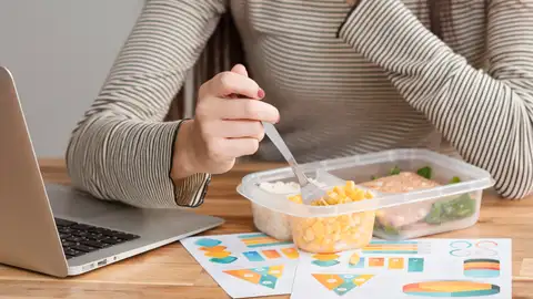 Mujer con el táper en el trabajo Mujer con el táper en el trabajo