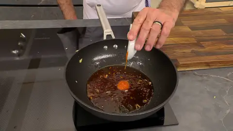 Mezcla bien y cocina la salsa Mezcla bien y cocina la salsa