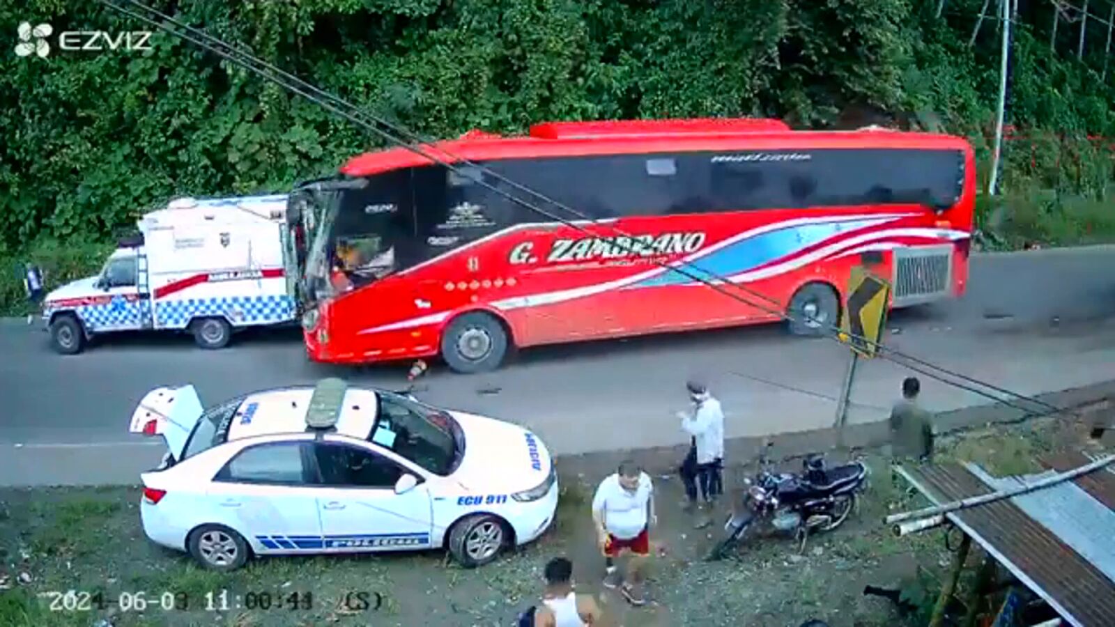 VÍDEO: Las duras imágenes del atropello de un autobús a varios sanitarios y heridos tras sufrir un accidente de tráfico