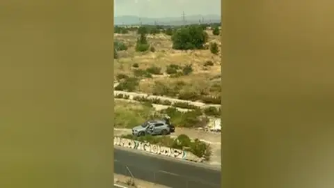 Cambian las matrículas de un coche en un descampado Cambian las matrículas de un coche en un descampado