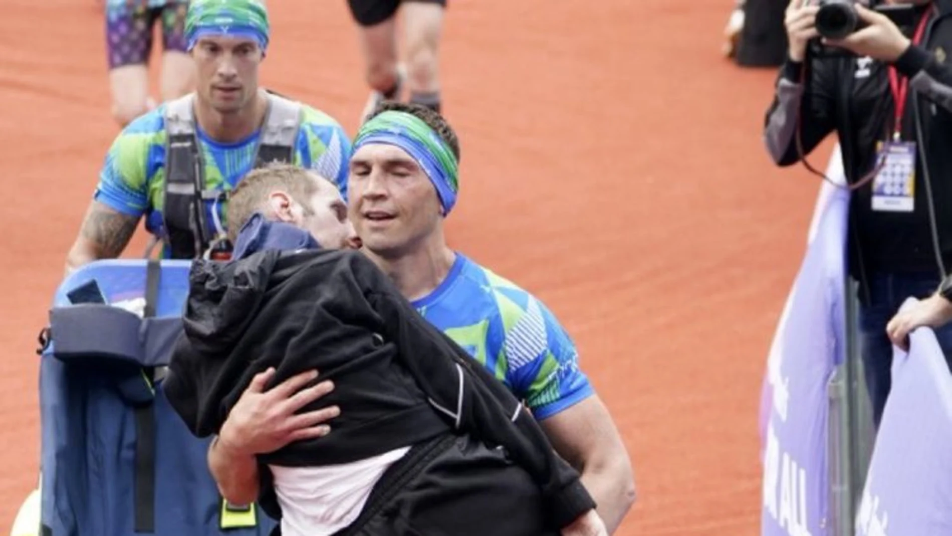 Kevin Sinfield entra en meta con su amigo Rob Burrow Kevin Sinfield entra en meta con su amigo Rob Burrow