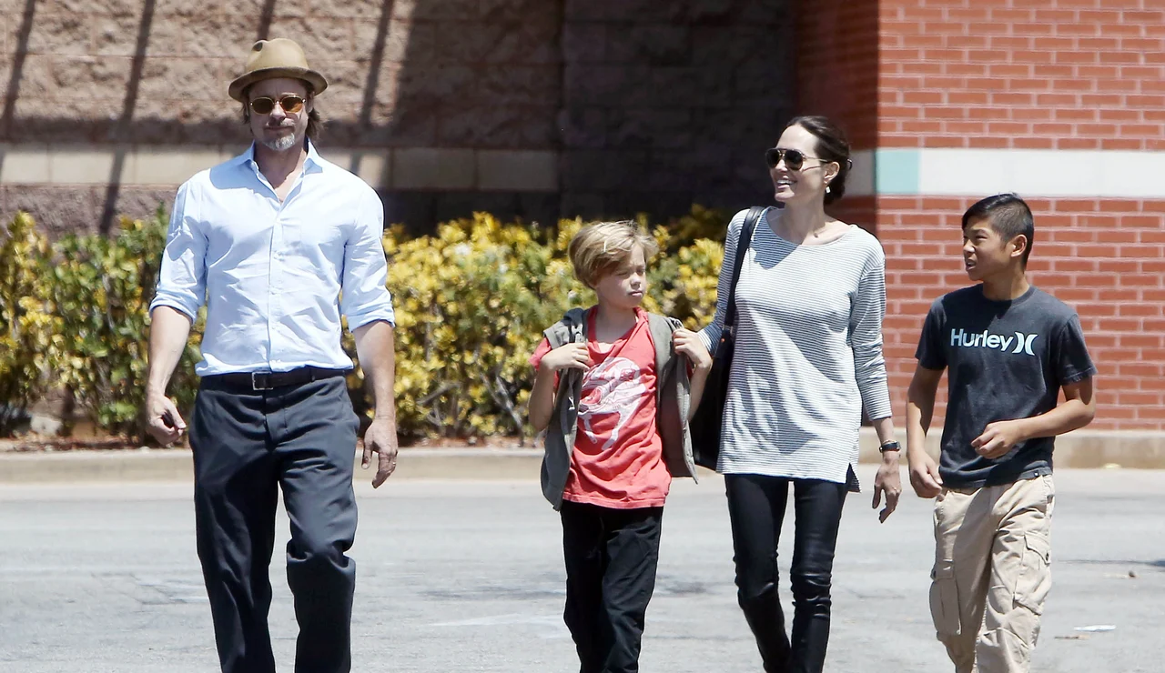 Brad Pitt con Angelina Jolie y sus hijos Shiloh y Pax