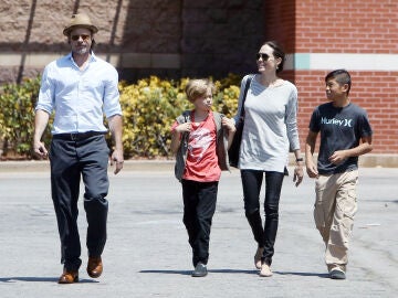 Brad Pitt con Angelina Jolie y sus hijos Shiloh y Pax