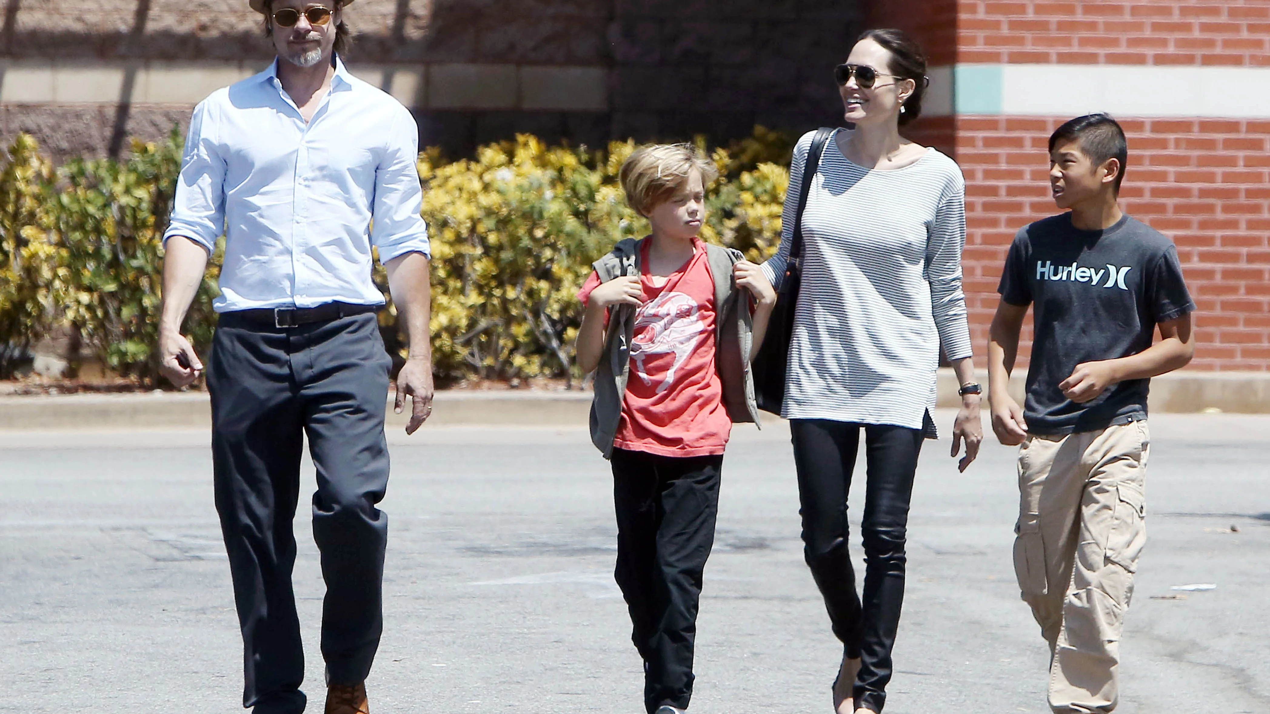 Brad Pitt con Angelina Jolie y sus hijos Shiloh y Pax Brad Pitt con Angelina Jolie y sus hijos Shiloh y Pax