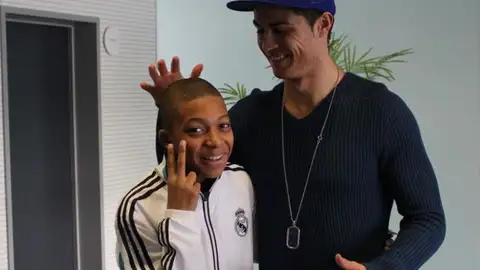 Mbappé, de niño junto a Cristiano Ronaldo Mbappé, de niño junto a Cristiano Ronaldo