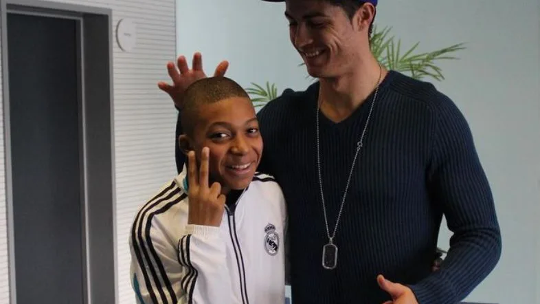 Mbappé, de niño junto a Cristiano Ronaldo Mbappé, de niño junto a Cristiano Ronaldo