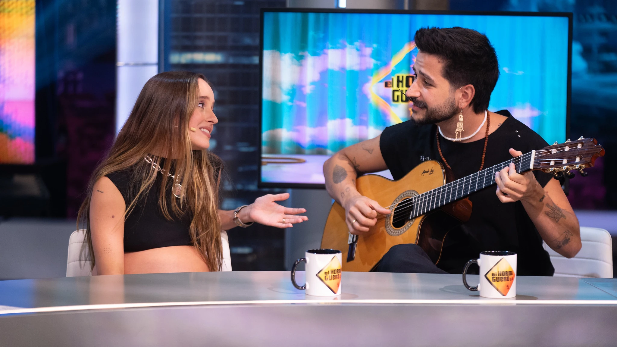 ¡Mágico! Camilo y Eva Luna iluminan el plató de El Hormiguero cantando 'Plis' ¡Mágico! Camilo y Eva Luna iluminan el plató de El Hormiguero cantando 'Plis'